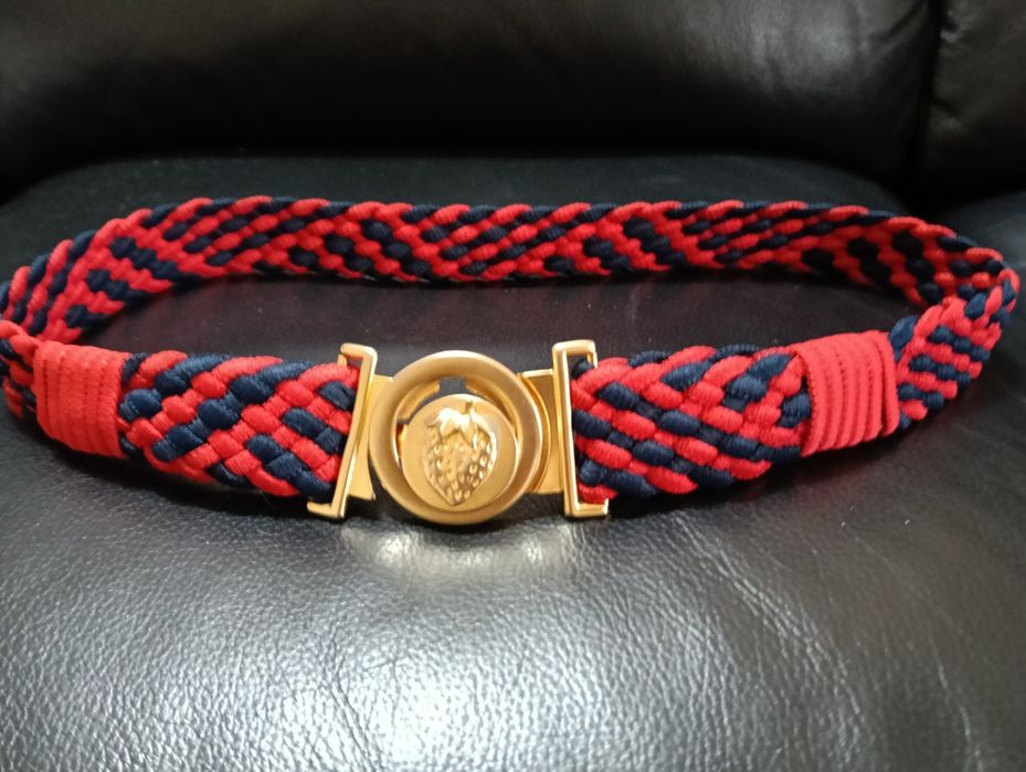 Cinto em azul e vermelho