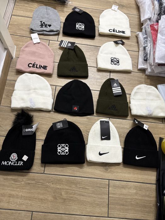 Czapki oraz 12pary skarpetki cena za czapek 30 zl a za skarpetki 35 zl