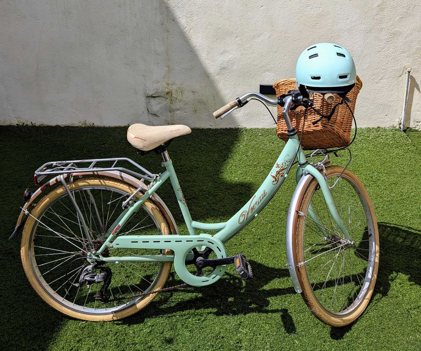 Bicicleta Clássica de Senhora com Cesto e Capacete - Nova