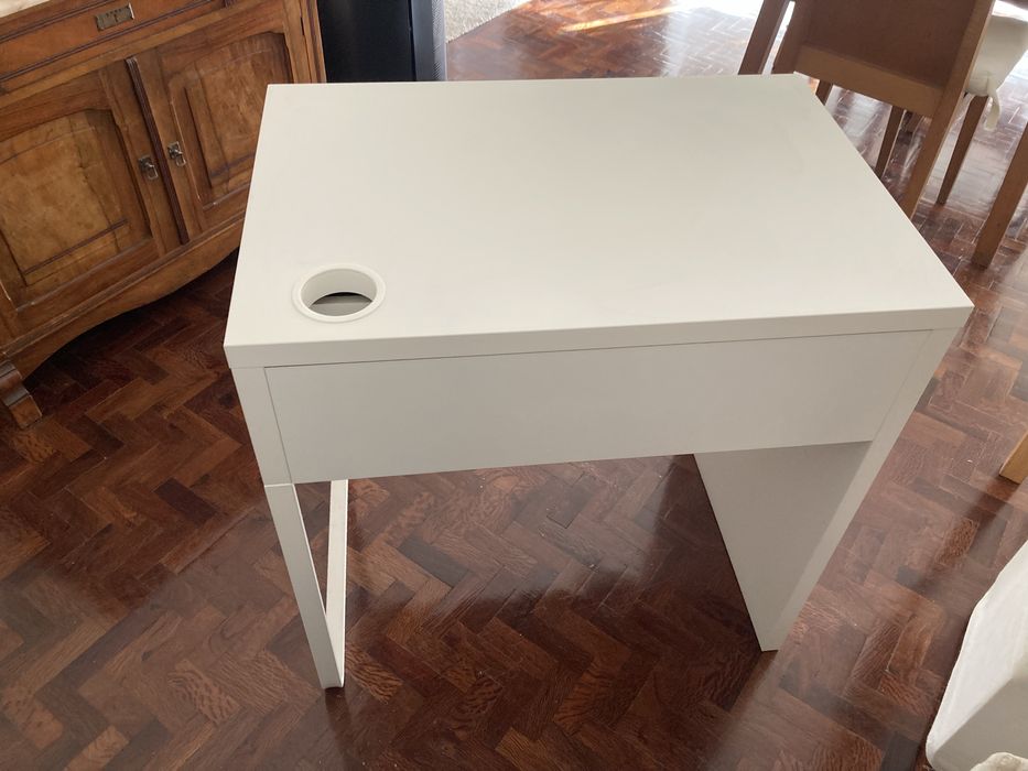 Mesa de estudo branca como nova, 73cm X 50 cm