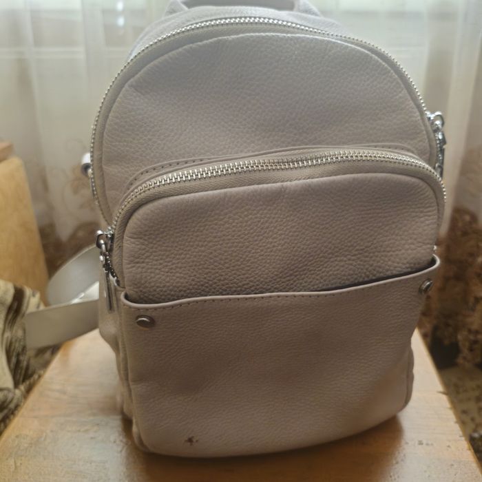 Продаю шкіряний рюкзак світло-сірого кольору