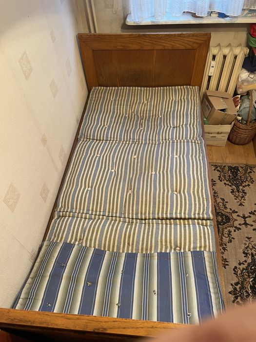 Łóżko drewniane na sprężynach stare
