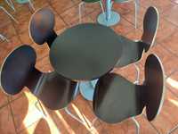 Mesas e cadeiras de café