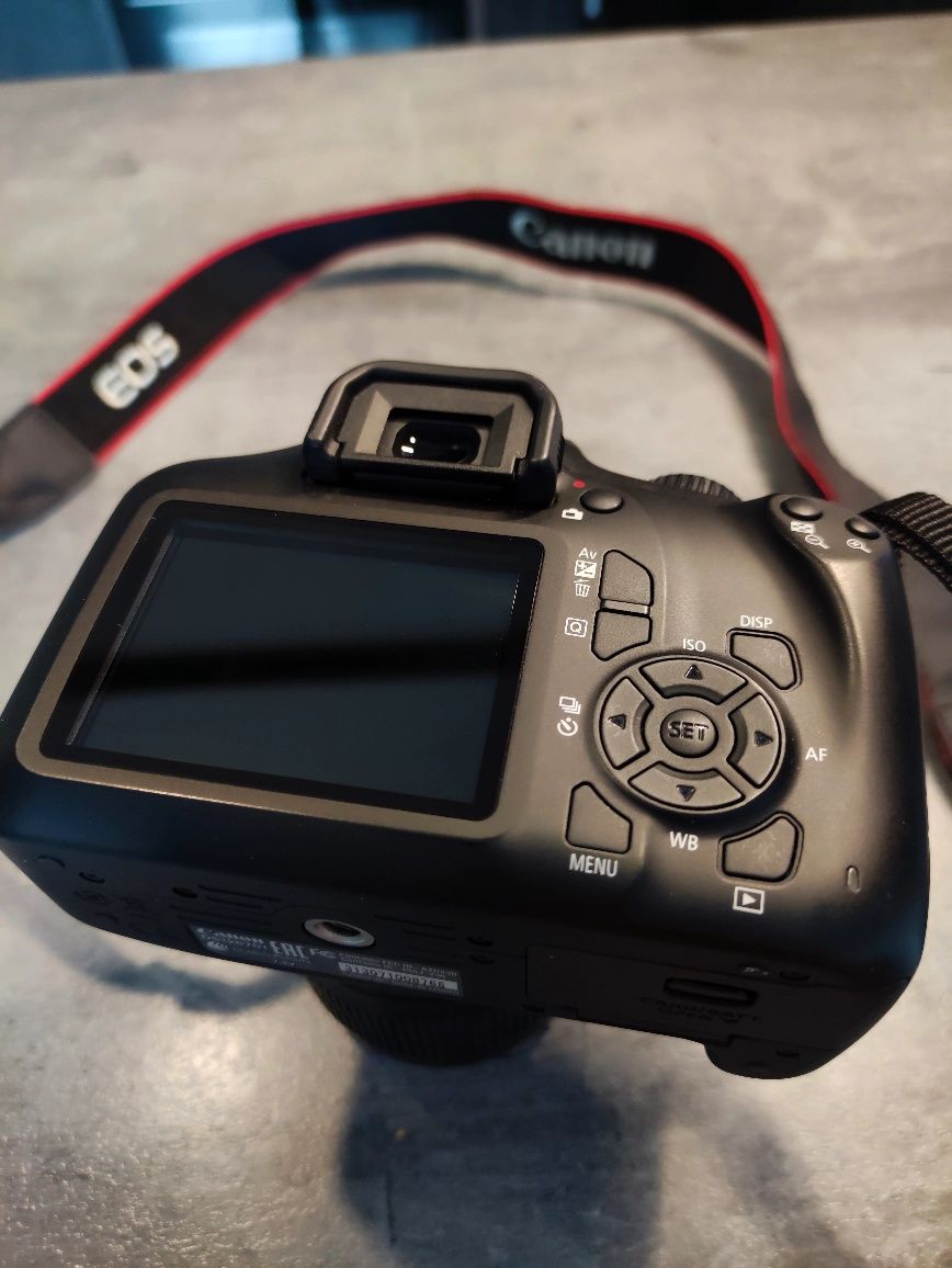 Цифровой фотоаппарат Canon EOS 4000D+ карта памяти