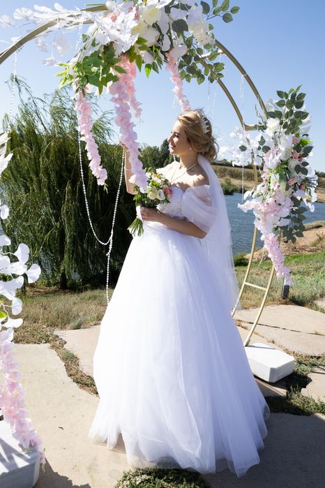 Весільна сукня зі зйомними рукавами