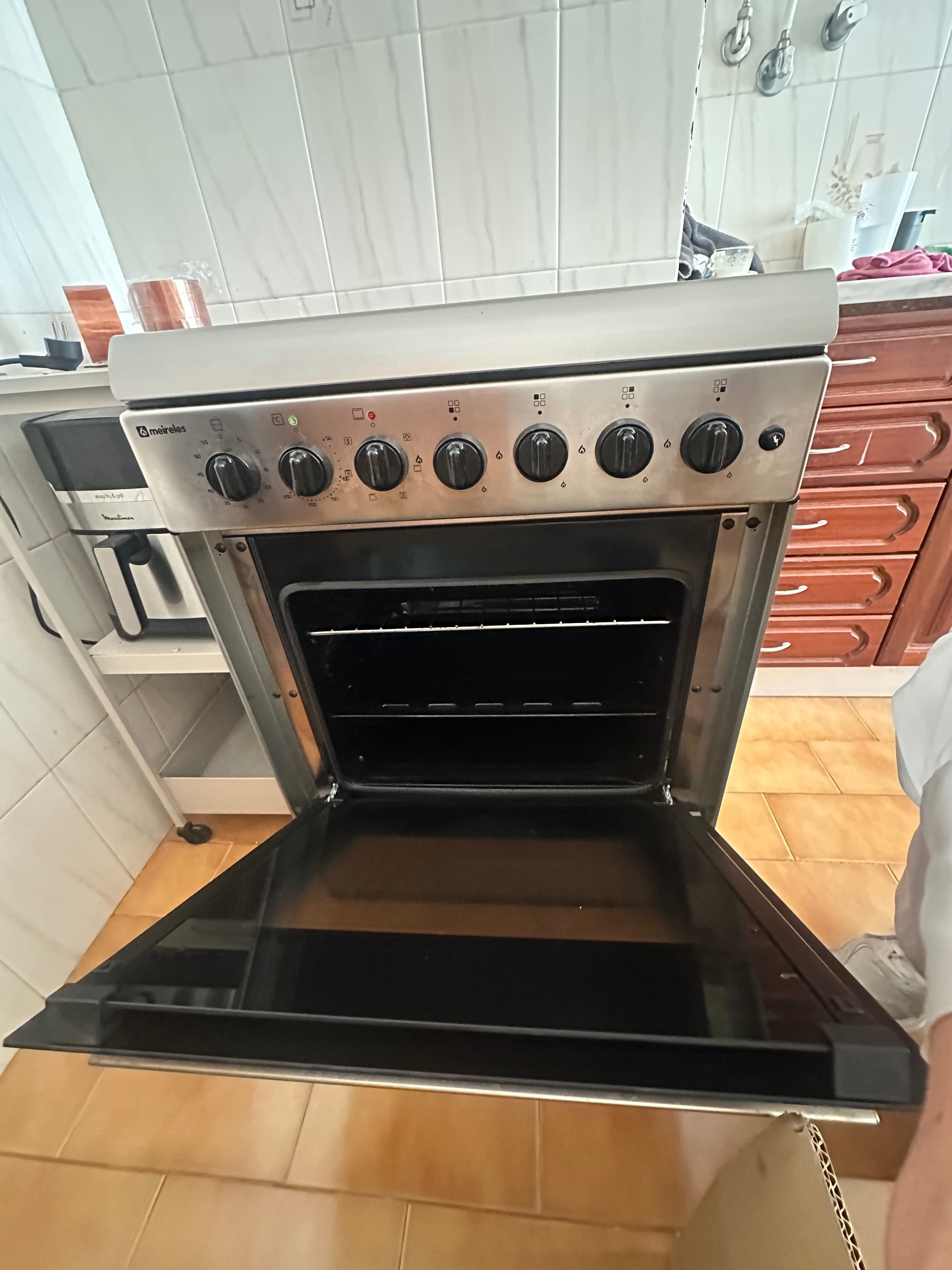 Combinado fogão a gás natural e forno eléctrico Meireles