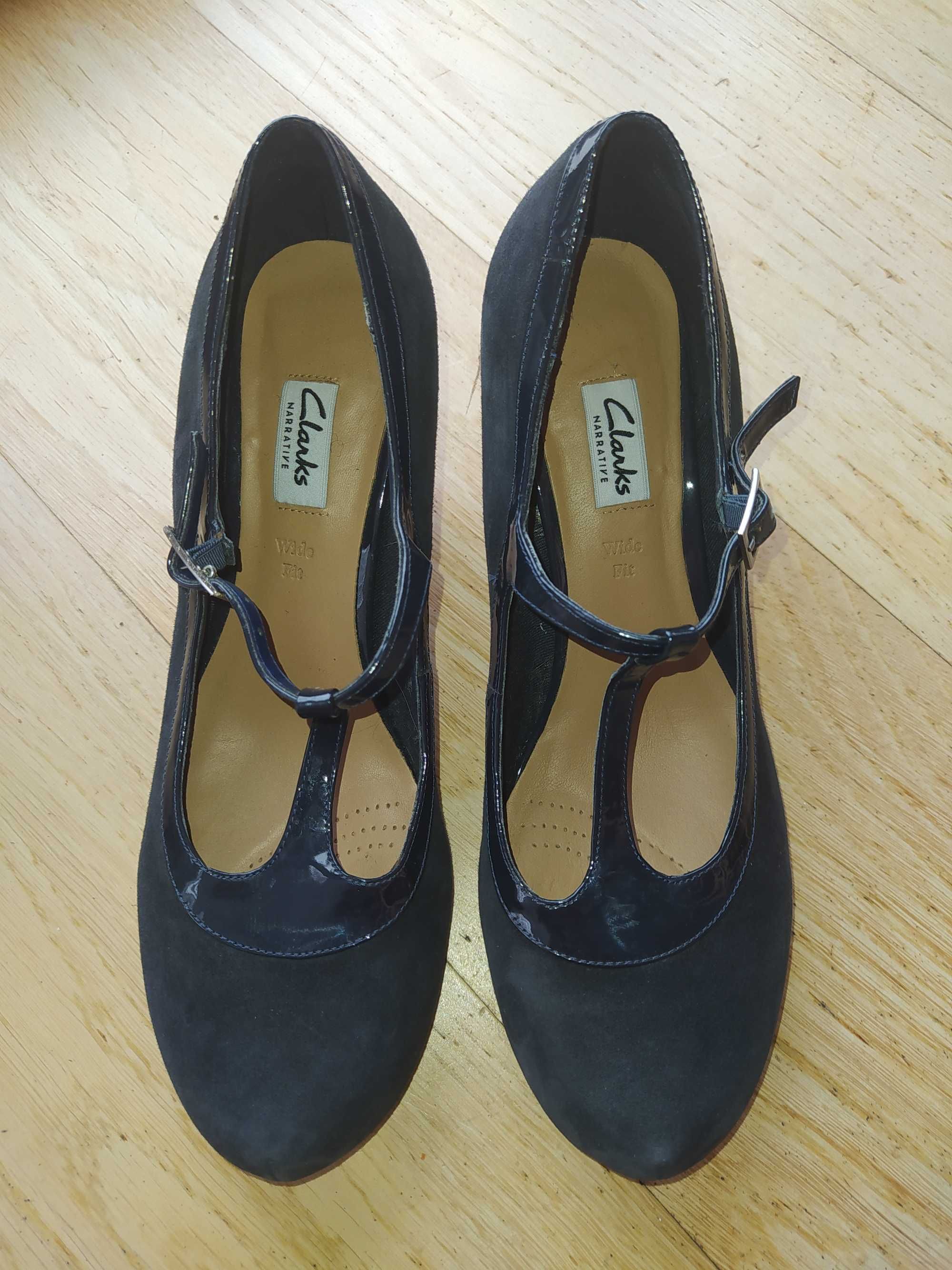 Czółenka z paskiem Clarks Chorus Thrill 38/39, granatowe skórzane ecco