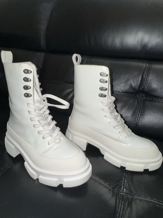 Взуття боти білі 36 розмір