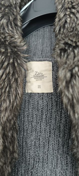 Casaco de malha com gola em pêlo