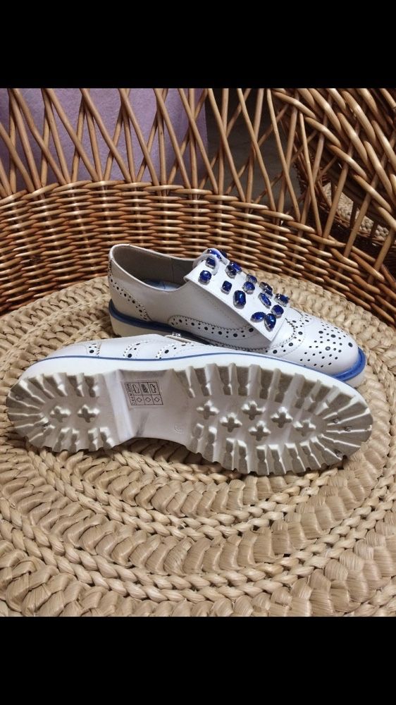 Sapatos brancos com perolas