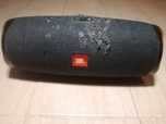 Coluna JBL Charge 4 ligeiro dano de fogo, funciona perfeitamente