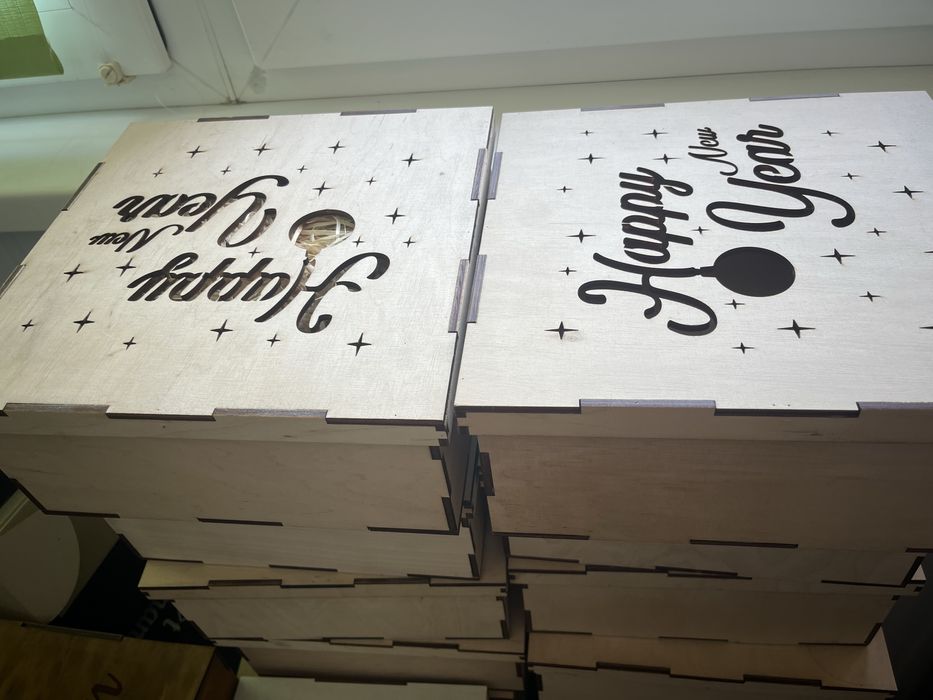 Новорічні Подарунункові коробки деревʼяні та картонні