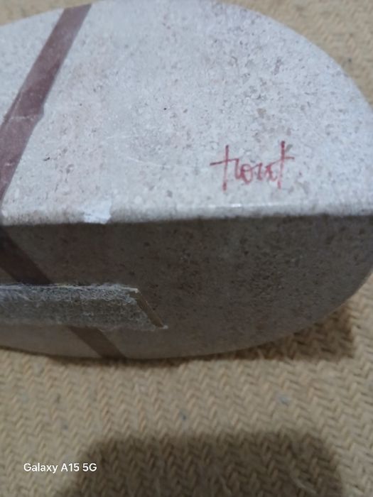 Escultura em pedra marmore, assinada