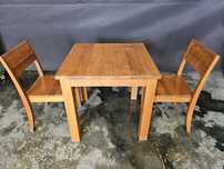 Conjunto mesa e cadeiras em cerejeira