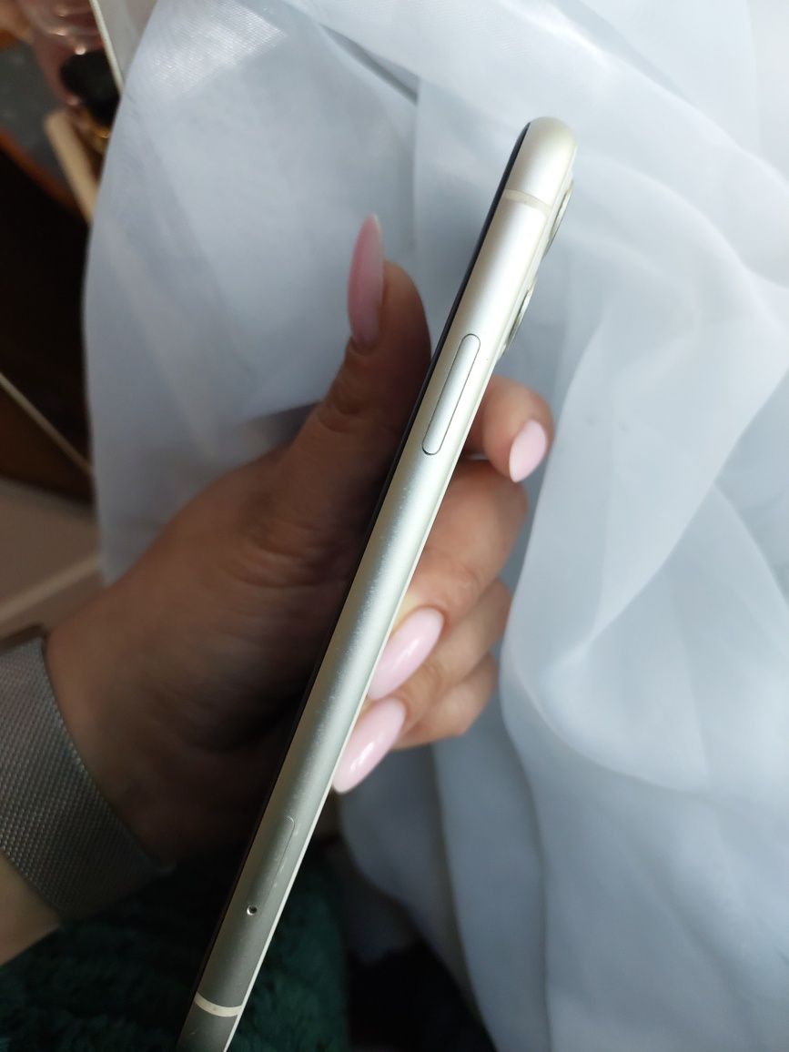 IPhone 11 на 4/64 памяти
