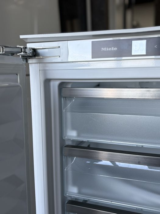 Miele FNS 7140 E – вбудована морозильна камера преміум-класу 23.6 м