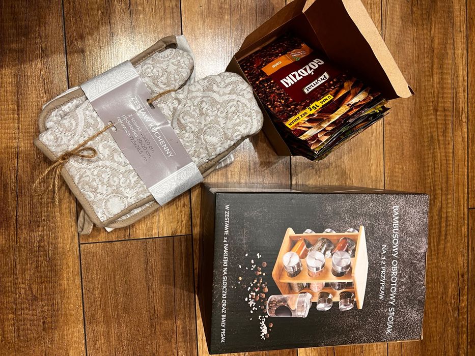 Stojak na przyprawy + tekstylia kuchenne + przyprawy