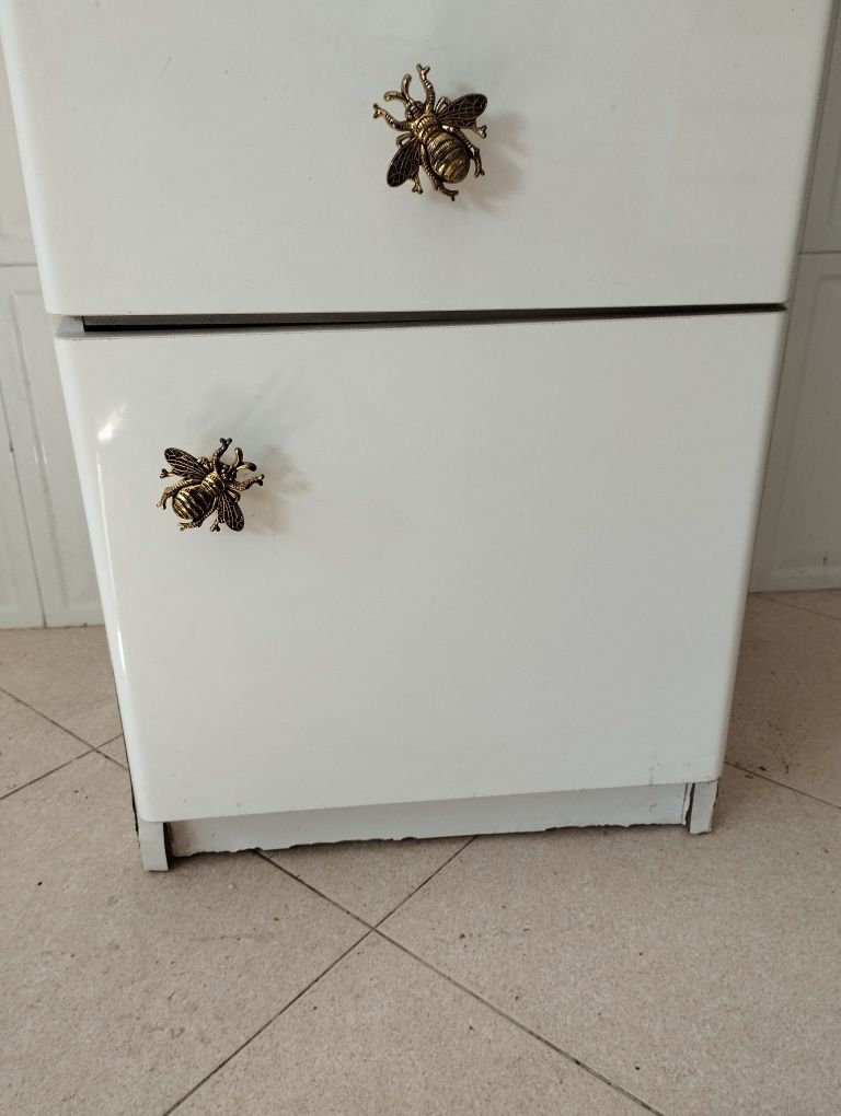 Cómoda branca com detalhes metálicos, móvel