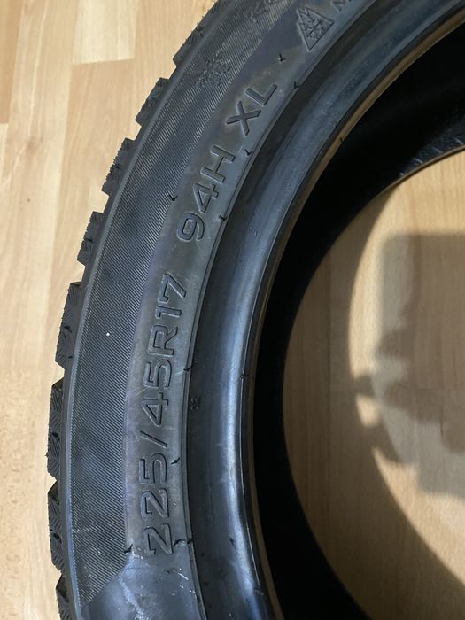 Opona zimowa 225/45 R17 (NOWA)