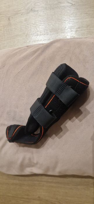 Stabilizator nadgarstka na lewą rękę firmy orliman.