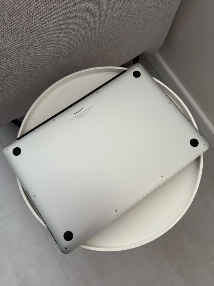 Macbook PRO 15 2015 ( Radeon R9, i7 2.5, 256 SSD, 16GB RAM, 100% Акб )