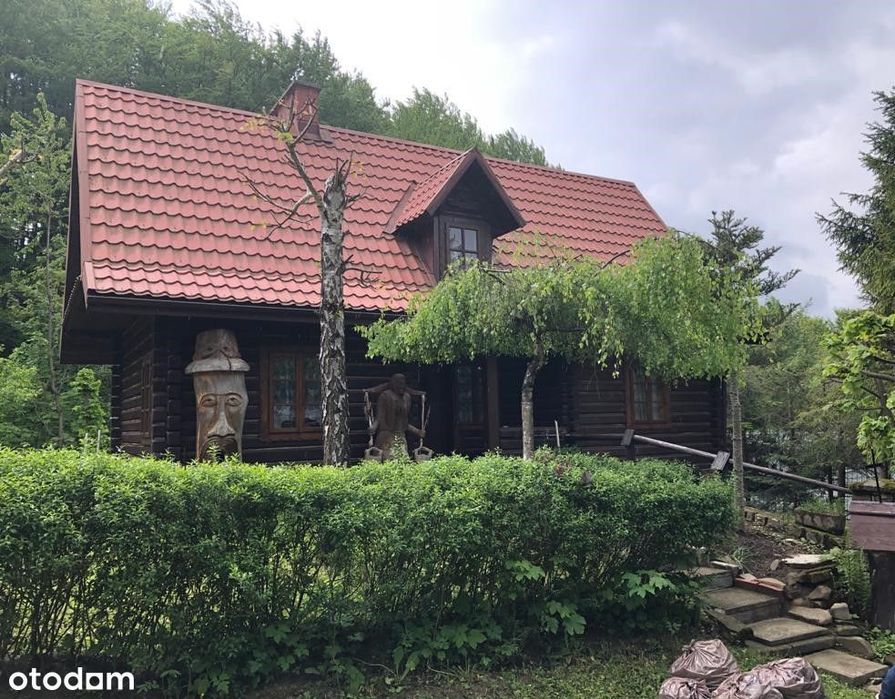 Bieszczady, Baligród, dom z bala obok lasu