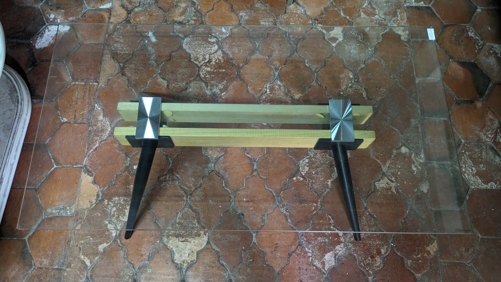 Mesa de centro com tampo de vidro