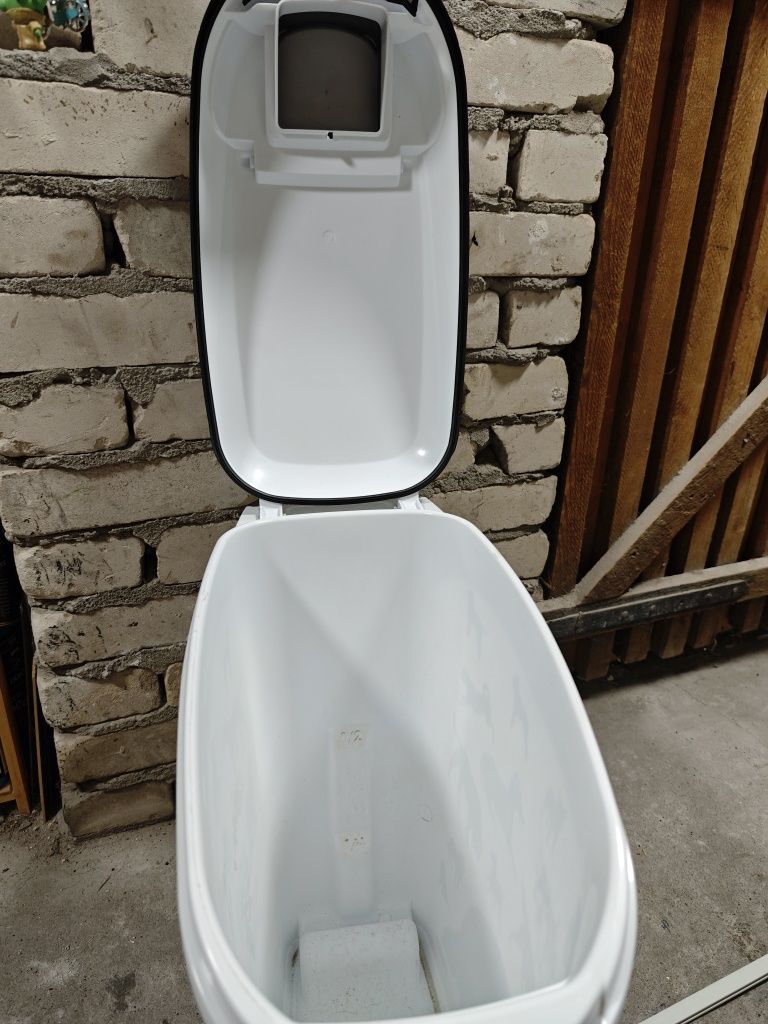 Pojemnik na karmę