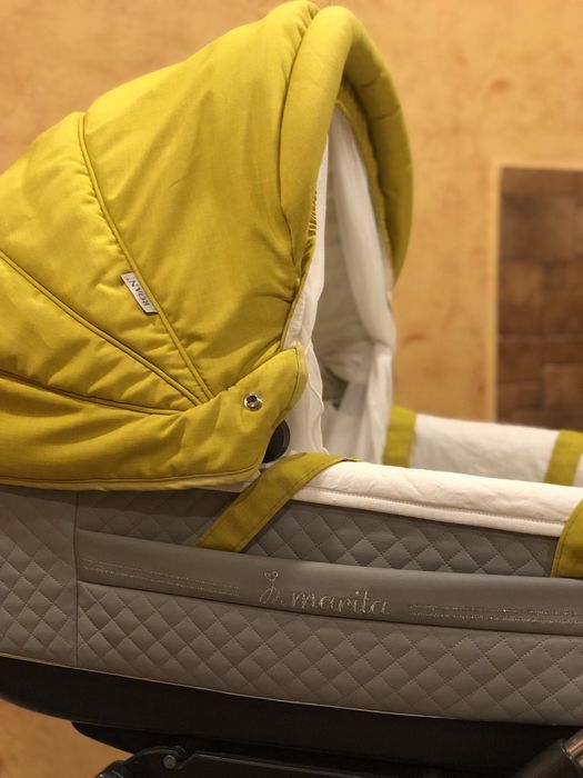 Дитяча коляска. Угарному стані