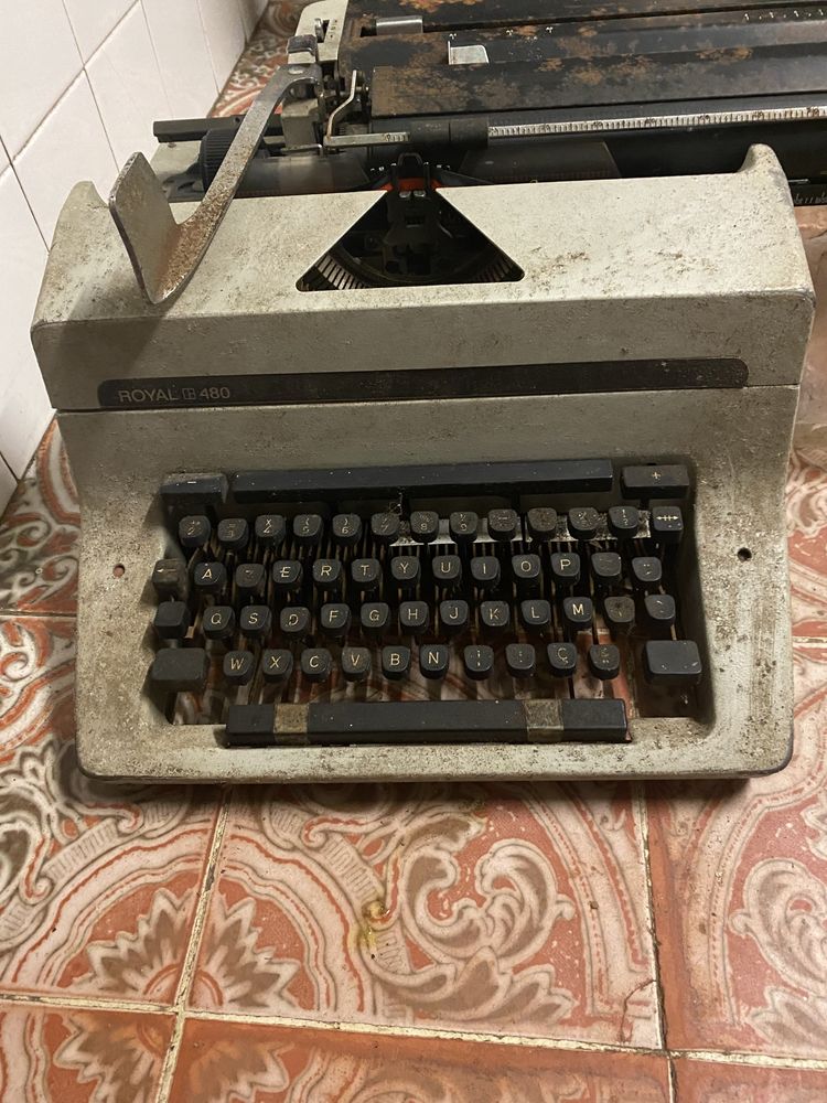 Máquina de escrever Royal 480