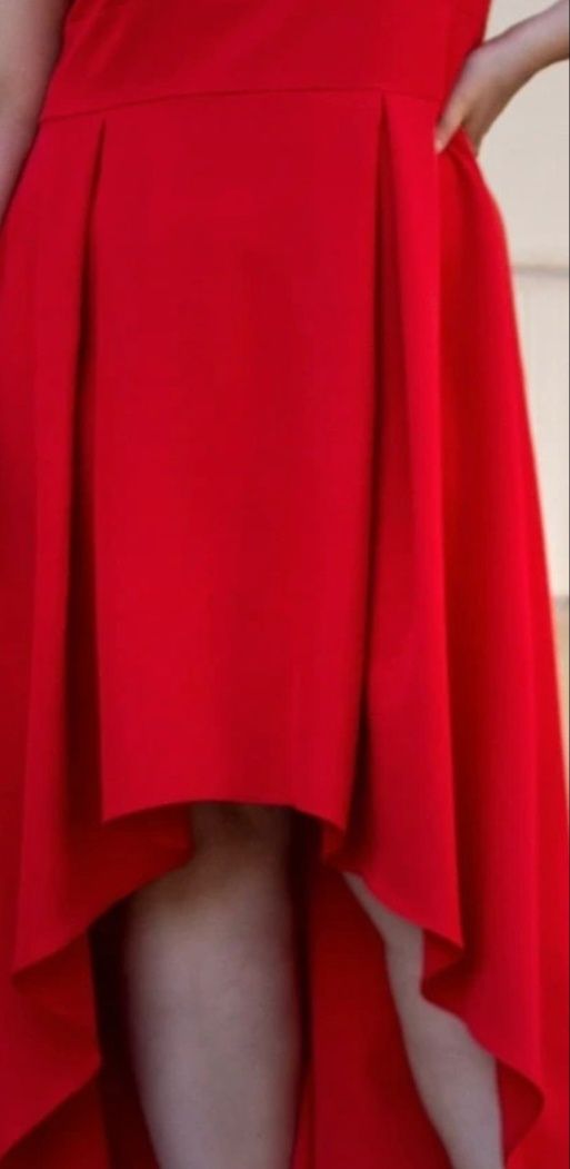 Sukienka czerwona asymetryczna