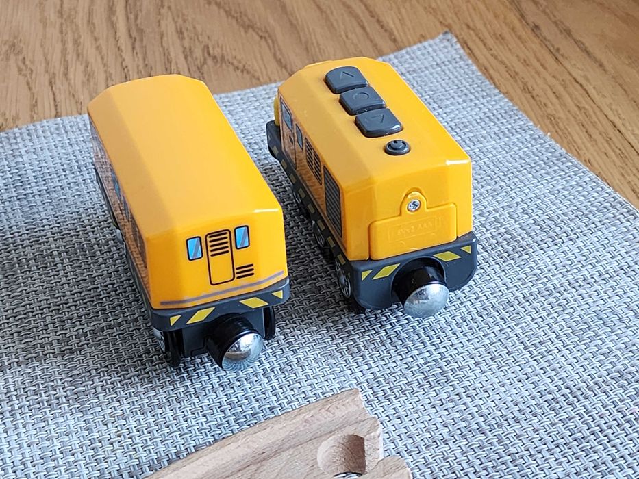 Жовтий Поїзд на батарейках з вагонм Новий BRIO LILLABO Новий