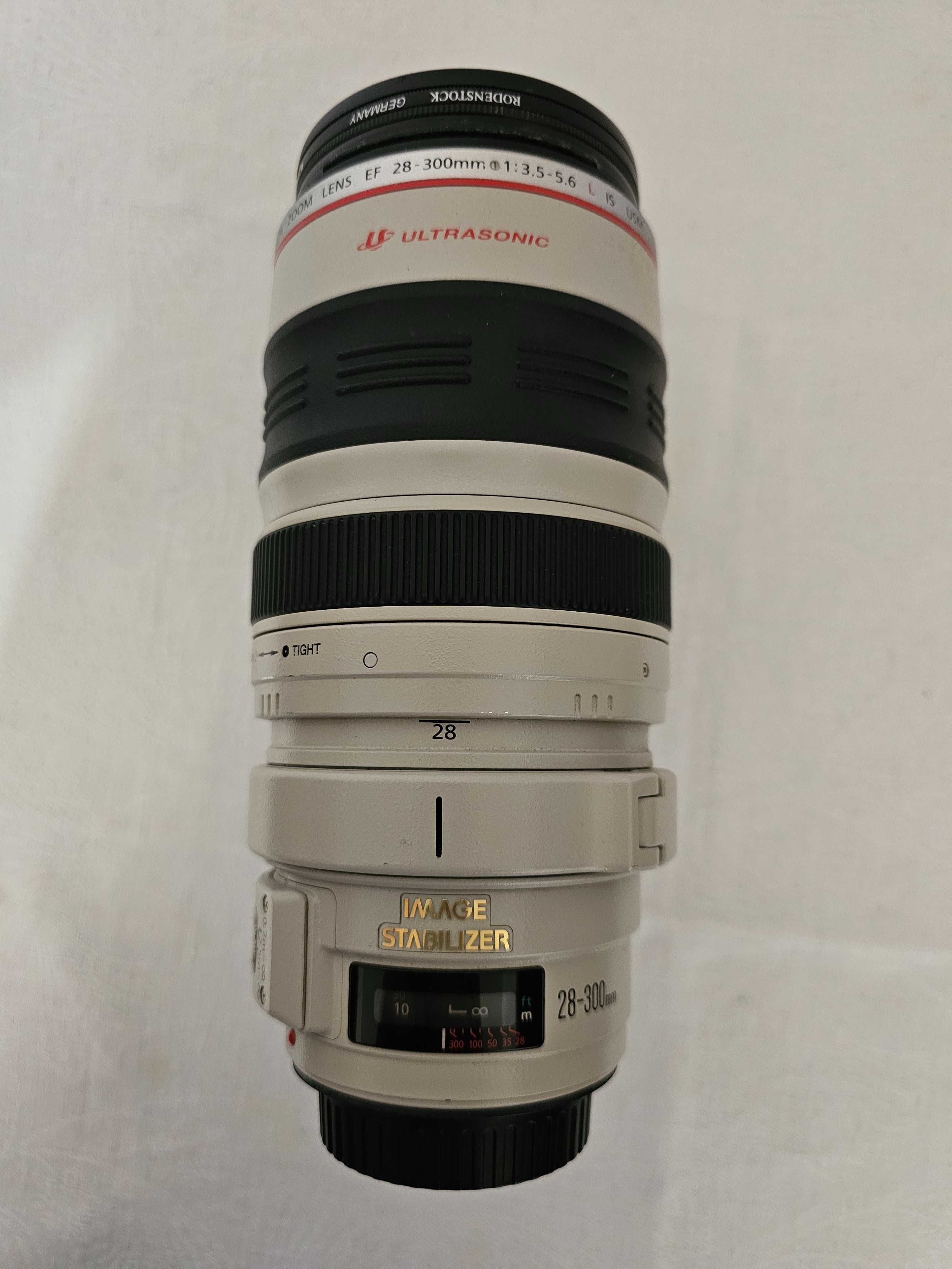 Canon EF 28-300mm f/3.5-5.6L IS USM в гарному стані.