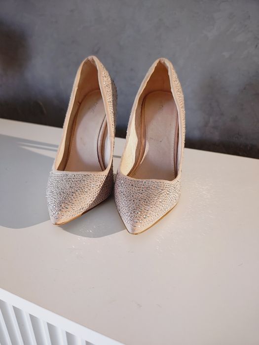 Buty na obcasie z kryształkami firmy next