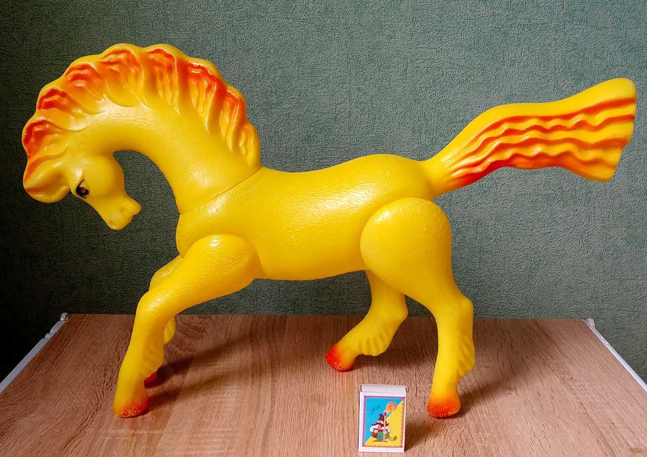 Кінь-вогонь 80-ті ХХст. пластик 35см заввишки