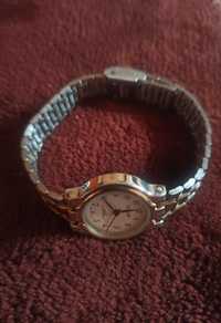 Zegarek damski bardzo ładny w kolorze srebrno złotym.