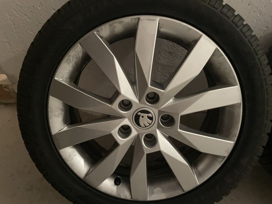 Zimowe opony DUNLOP 225/45 R17 - całe koła