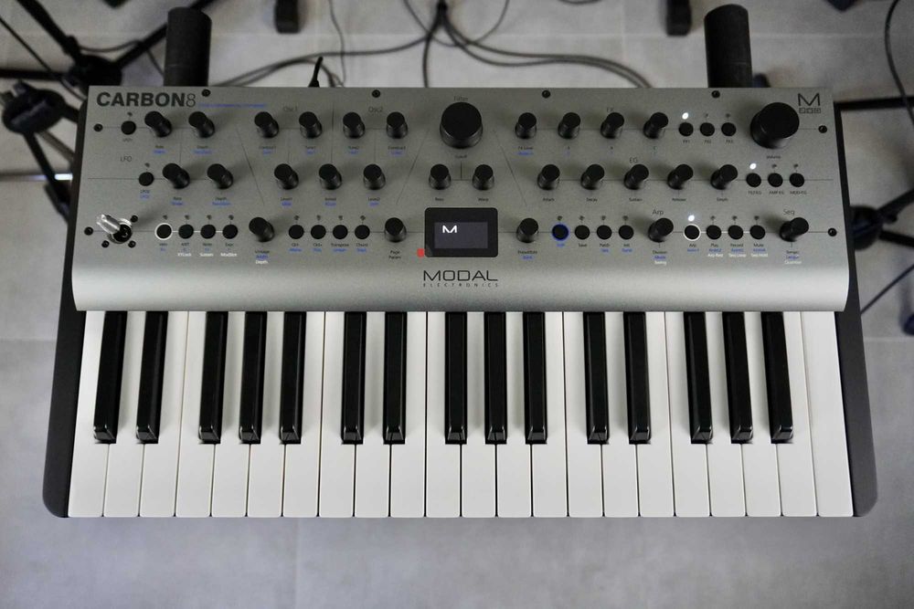 Modal Carbon8. Syntezator.