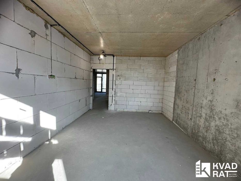 Здана двокімнатна квартира з чорновим ремонтом.