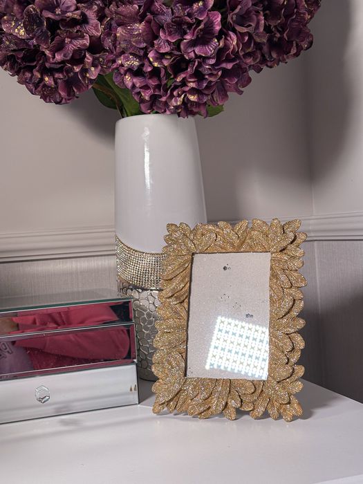 Złota nowa ramka do zdjęc złote pióra