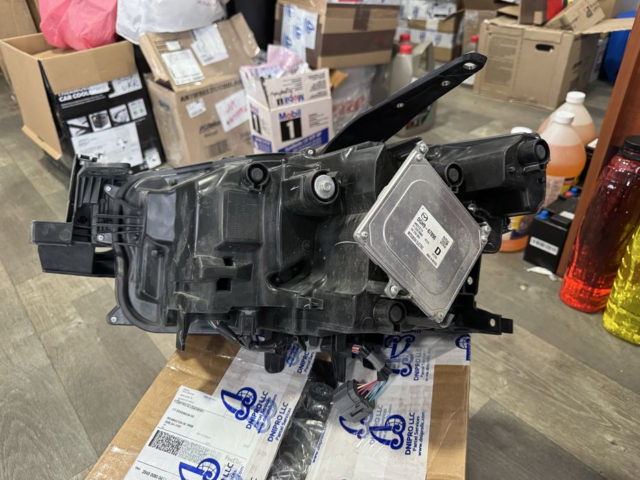 Mazda CX-30 передня права фара