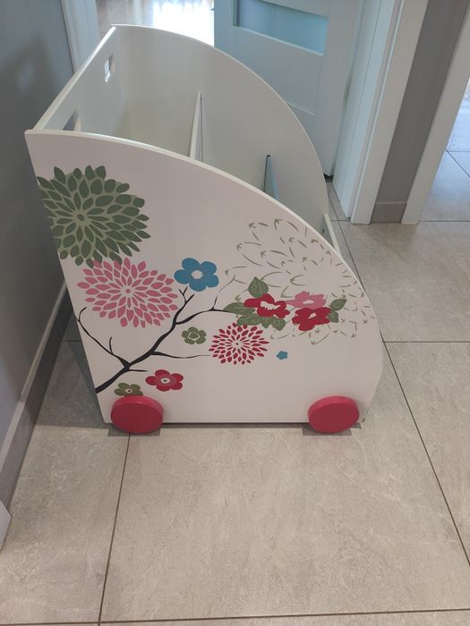 Półka na książki na kółkach