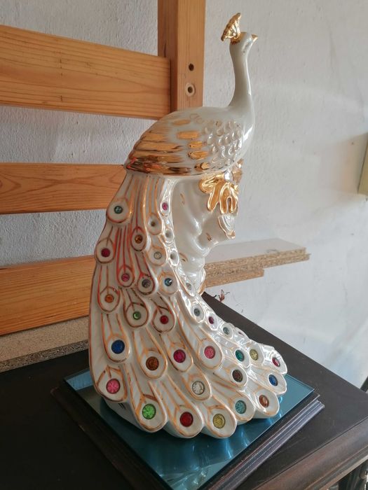 Peça em porcelana finamente decorada com pedras