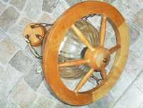 Lampa boho koło na łańcuchach mosiądz drewno
