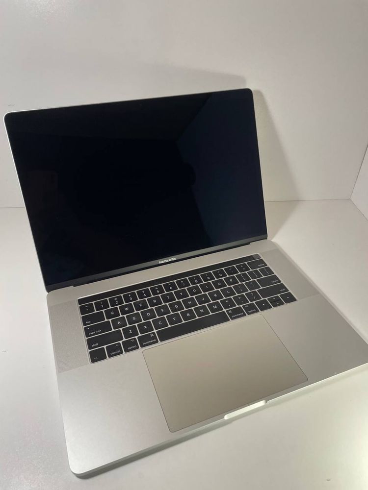 Macbook Pro 15,4/2017 i7/2,9ghz/ОЗУ16-2133/SSD 512/Radeon Pro 560 4 ГБ