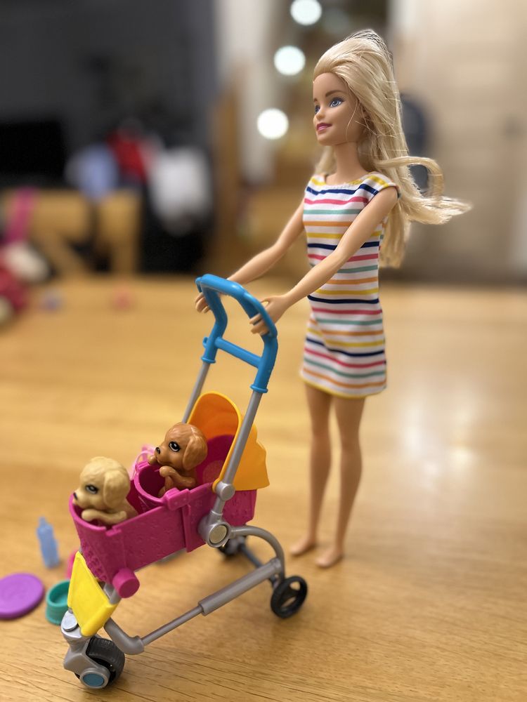 Lalka Barbie i spacerówka z pieskami