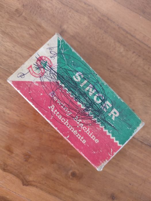 Caixa de cartão de acessórios Singer ( só caixa)