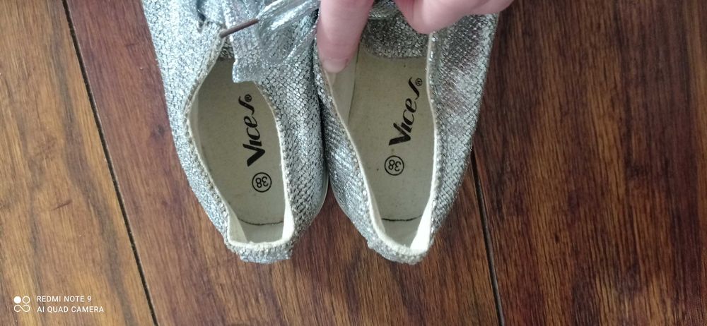 Nowe piękne srebrne trampki