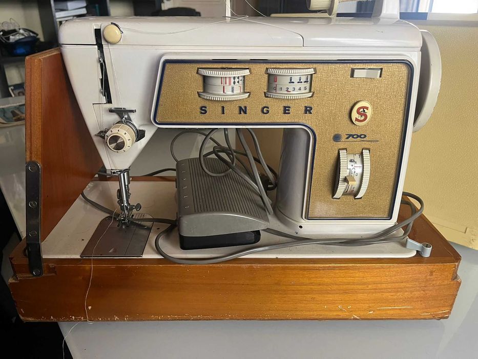 Maquina de Costura Singer antiga 700/720