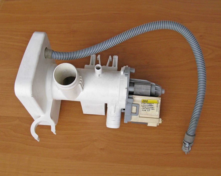 Насос (зливна помпа) Askoll M290889N у зборі пральної машини Zanussi